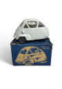 Ancienne petite voiture ISETTA VELAM dans sa boîte