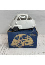 Ancienne petite voiture ISETTA VELAM dans sa boîte