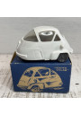 Ancienne petite voiture ISETTA VELAM dans sa boîte