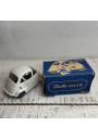 Ancienne petite voiture ISETTA VELAM dans sa boîte