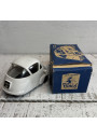 Ancienne petite voiture ISETTA VELAM dans sa boîte