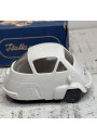 Ancienne petite voiture ISETTA VELAM dans sa boîte
