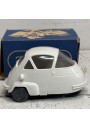Ancienne petite voiture ISETTA VELAM dans sa boîte