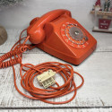 Téléphone vintage orange à cadran SOCOTEL S63