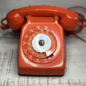 Téléphone vintage orange à cadran SOCOTEL S63