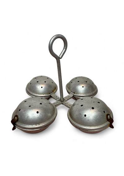 Ancien objet de cuisine en aluminium pour oeufs ou beignets