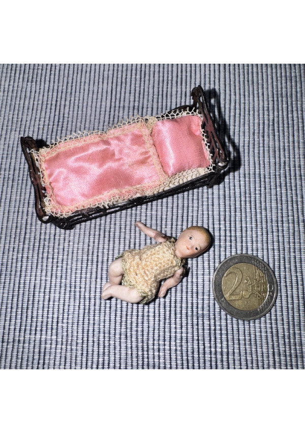 Miniature de Collection : Bébé en Porcelaine Biscuit et son Lit en Fer Forgé Ancien