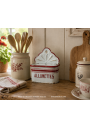 Ancienne boîte à allumettes en tôle émaillée blanche et rouge
Mise en situation de l'article réalisée avec IA