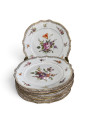 Ensemble de huit assiettes à dessert en porcelaine fleurie et dorée