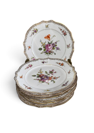 Ensemble de huit assiettes à dessert en porcelaine fleurie et dorée