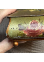Coffret vintage en métal peint à décor floral – Roses et pieds boule