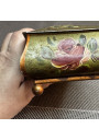 Coffret vintage en métal peint à décor floral – Roses et pieds boule