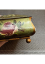 Coffret vintage en métal peint à décor floral – Roses et pieds boule