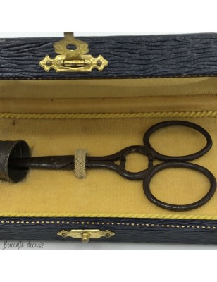 Old sewing kit in case