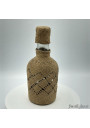Petite bouteille vintage recouverte de raphia