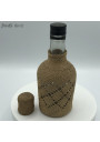 Petite bouteille vintage recouverte de raphia