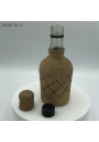 Petite bouteille vintage recouverte de raphia