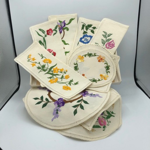 Lot of 6 placemats and 5 antique embroidered napkin cases | Old table linen