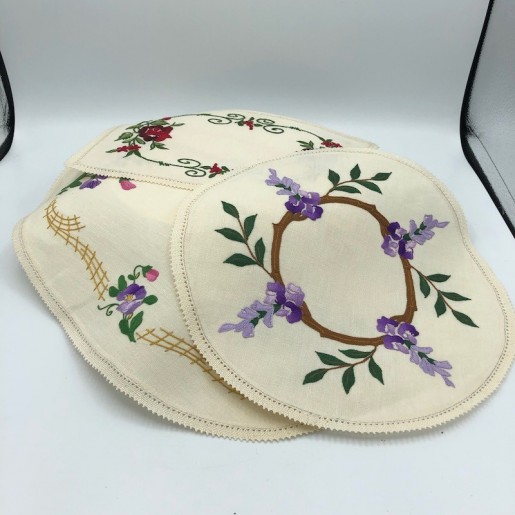 Lot of 6 placemats and 5 antique embroidered napkin cases | Old table linen