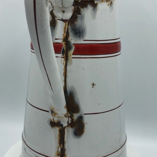 Ancien broc en tôle émaillée | Blanc et rouge | Art populaire