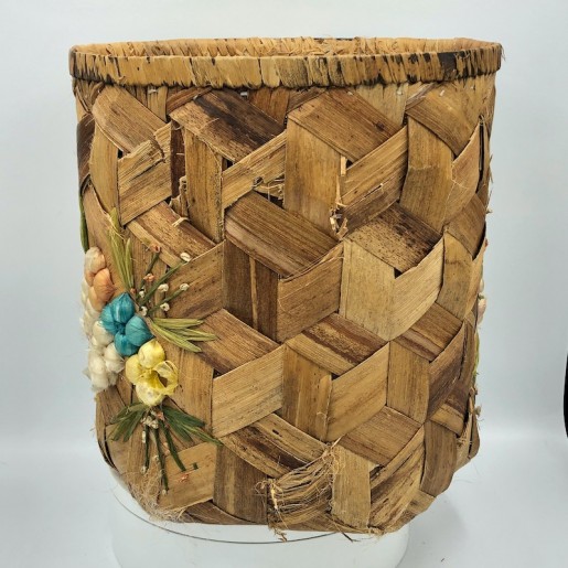 Vintage raffia embroidered basket | Vintage decoration