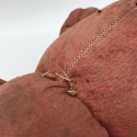 Ancien ours en tissus  rouge | Attaches boutons | Rembourrage paille