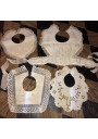 Lot de 4 bavoirs ancien pour bébé avec dentelles et broderies